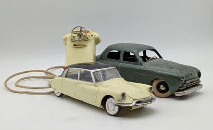 * Set di 2 modellini di auto:
- RENAULT Fragate, C