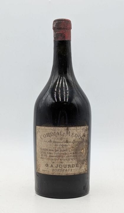 1 B 瓶由G. A. Jourde在波尔多生产的Cordial-Médoc利口酒，标签有污渍