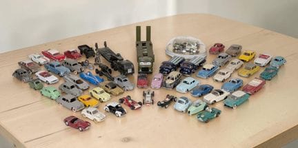 * Lot de 52 véhicules miniatures, 
- camion platea