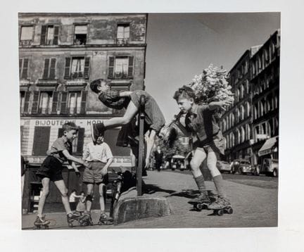 Robert DOISNEAU "Les lilas de Ménilmontant" 1956, 