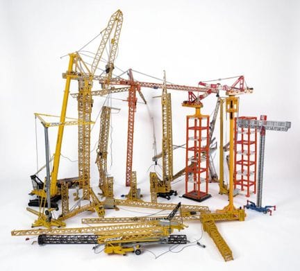 * OBRAS PÚBLICAS: Lote de 13 grúas en miniatura 
-
