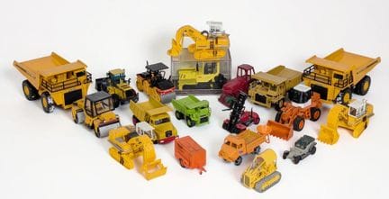 * OBRAS PÚBLICAS: Lote de 17 vehículos y generador