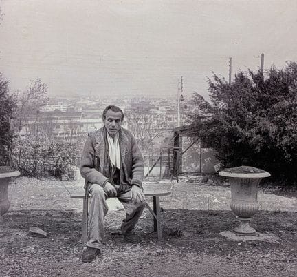Louis-Ferdinand CÉLINE dans son jardin, tirage fin