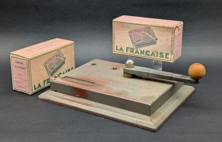 Rouleuse à cigarettes ancien modèle (25 x 19 cm), 