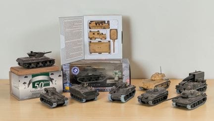 * Lot de 10 véhicules miniatures MILITAIRES dont :