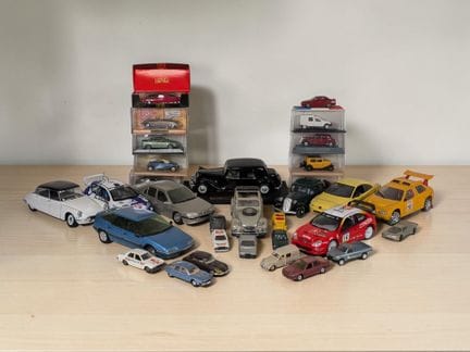 * Lot de 31 voitures miniatures CITROEN et PEUGEOT