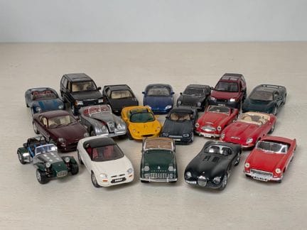 * Lot de 18 voitures miniatures, échelle 1:18
- LO