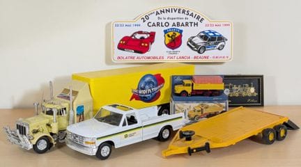 * Set di 3 veicoli in miniatura:
- camion PETER BI