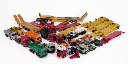 * OBRAS PÚBLICAS: Lote de 17 vehículos en miniatur