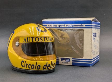 AUTOMOBILIA. RB Formula, casco giallo in miniatura