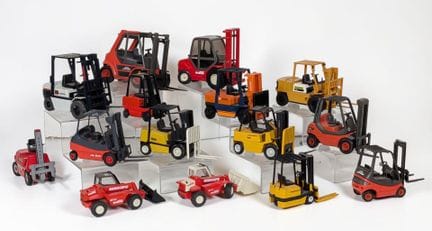 * OBRAS PÚBLICAS: Lote de 15 vehículos en miniatur