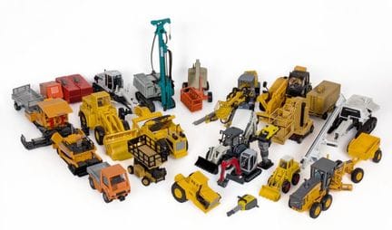 * OBRAS PÚBLICAS: Lote de 23 vehículos en miniatur