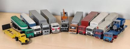* Set di 11 modellini di veicoli, scala HO 1:87
- 