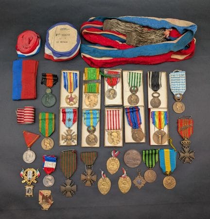 Collezione di medaglie e distintivi militari (tutt