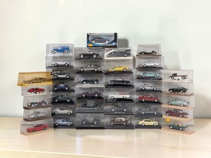 * Lot de 37 voitures miniatures, échelle 1:43
- LA