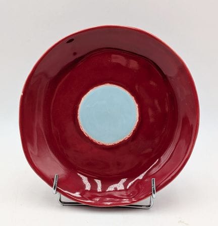 Piatto di forma irregolare nei colori bordeaux e a