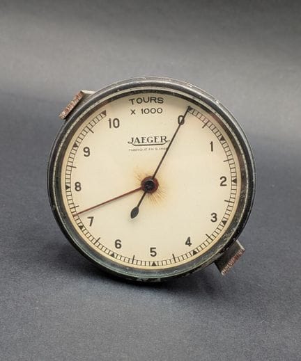 汽车收藏品 / JAEGER。JAEGER转速表，编号666219，直径8.5厘米，表盘有瑕疵