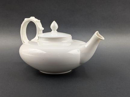 SEVRES. Teiera in porcellana bianca, copia del mod