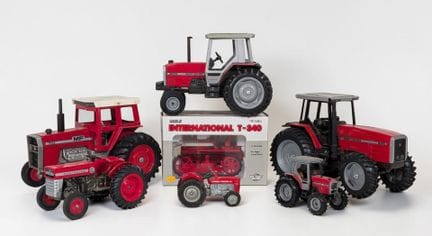 * TRABAJOS AGRÍCOLAS: Lote de 7 tractores en minia