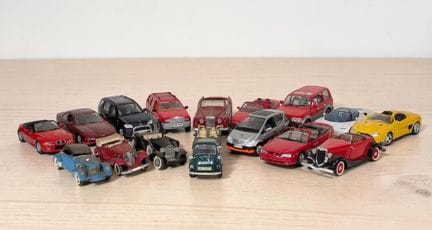 * Lot de 17 voitures miniatures, échelles 1:18 et 