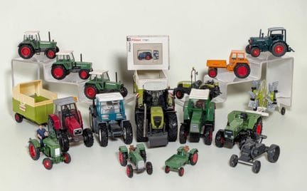 * LAVORI AGRICOLI: Set di 17 veicoli in miniatura 