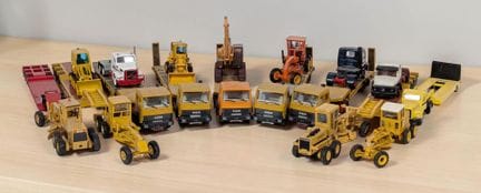 * Set di 9 modellini di autocarri con pianale, sca