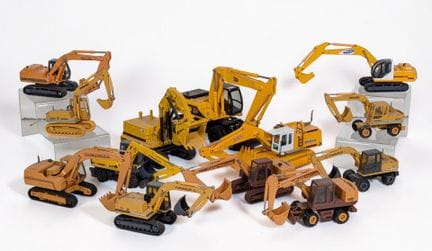 * OBRAS PÚBLICAS: Lote de 13 excavadoras en miniat