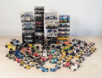 * Lot de 70 véhicules de FORMULE 1 miniatures d'éc