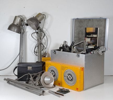 Set di attrezzature fotografiche varie, tra cui un