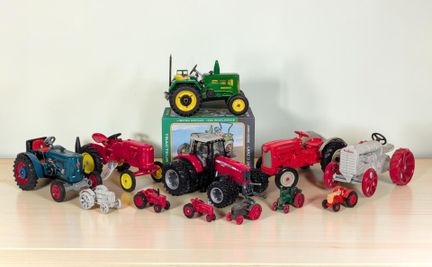 * TRAVAUX AGRICOLES : Lot de 11 tracteurs miniatur
