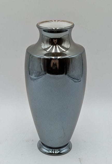 SEVRES. Vaso in porcellana iridata grigia, forma C