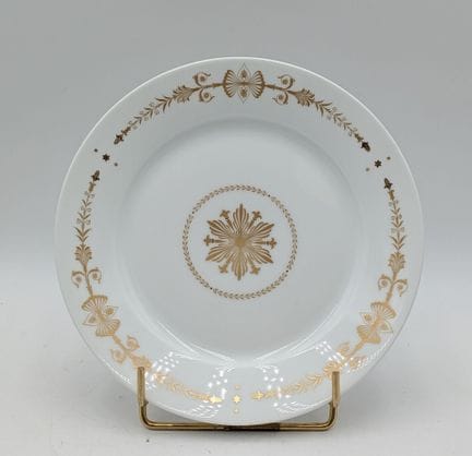 SEVRES. Piatto in porcellana bianca con decorazion