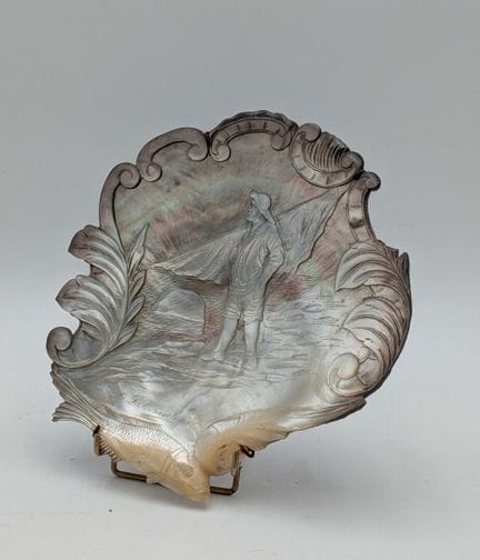 Grande coupe vide-poches en nacre sculptée "La dél