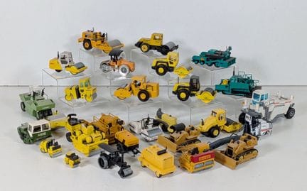 * OBRAS PÚBLICAS: Lote de 29 vehículos en miniatur