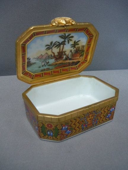 Decorated snuffbox. Porcelain with colored decorat