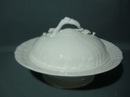 KPM Berlin Neuosier White. Large lidded bowl, 30 c