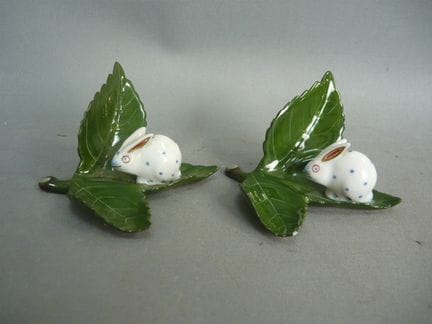 Pair of table decorations. Rabbit on a leaf. Heren