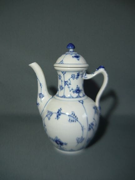 皇家哥本哈根“贻贝纹”系列。大号咖啡壶 #48。一级品。高25厘米。PCL