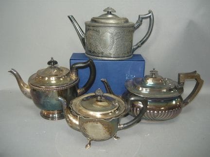 四只老式或古董茶壶。部分产自英国。长21-28厘米。SIL