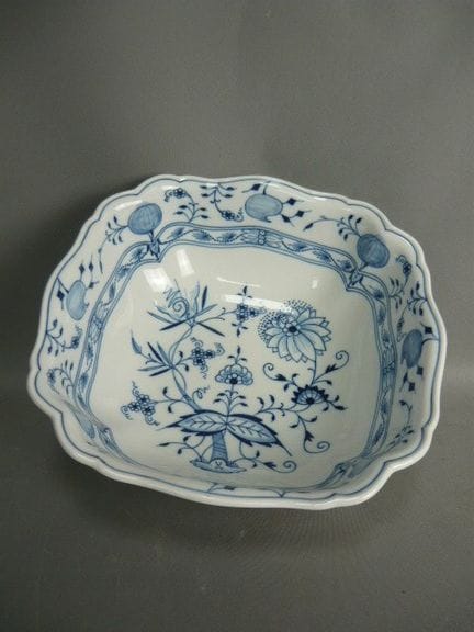 Large square bowl. Meissen (Schwerter). Onion-patt