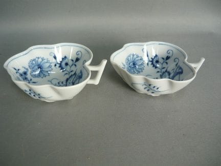 Two leaf-shaped bowls. Meissen (Schwerter). Mark f