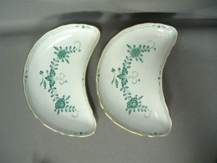 Two large crescent-shaped bowls. Meissen (Schwerte