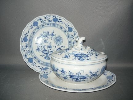 Large lidded sauceboat and shallow plate. Meissen 