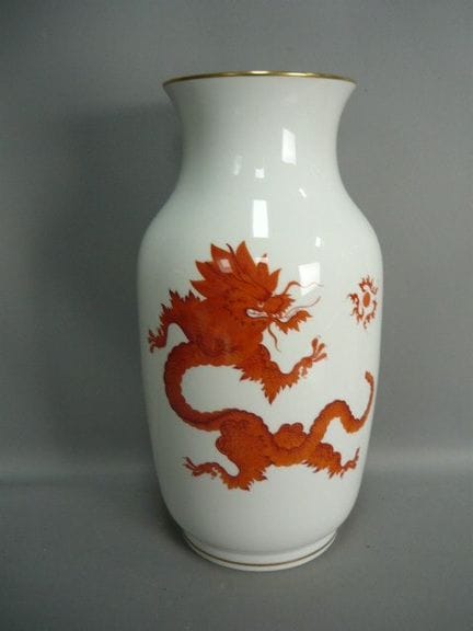Large vase. Meissen (Schwerter). "Red Court Dragon