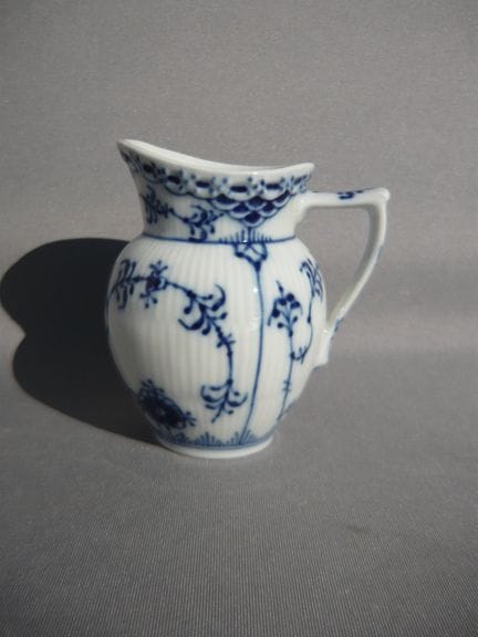 皇家哥本哈根“贻贝纹”半尖口系列。牛奶壶 #521。一级品。约9厘米。PCL