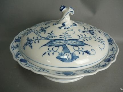 Large round lidded bowl. Meissen (Schwerter). Onio