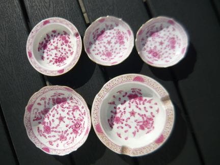 迈森（施韦特）。印度紫。5只烟灰缸套装。一级品。直径最大13厘米。PCL