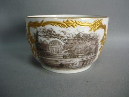 精美陶盆。柏林KPM。约1900年。城堡与风景图案。镀金镶边。顶级品质。直径11厘米，高7厘米。PC