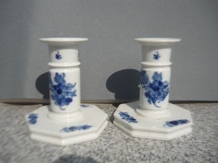 Royal Copenhagen «Flor azul». Juego de candelabros