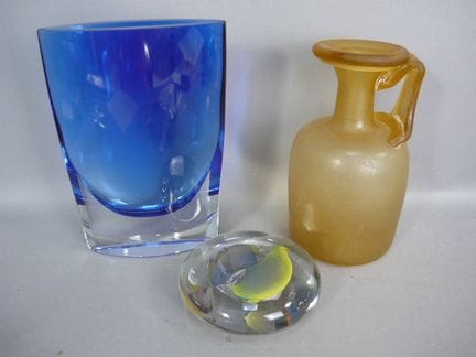 Three modern glass pieces. Height up to 21 cm. GLS